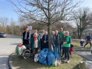 Gruppe beim M&uuml;llsammeln in der Natur