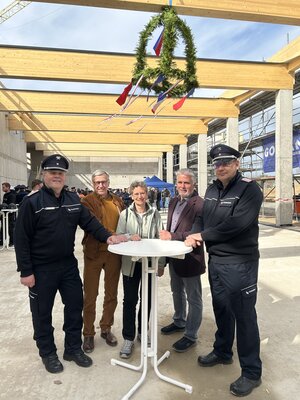 Ehreng&auml;ste unter Richtkrone