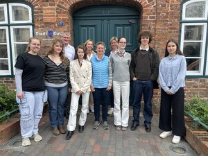Sch&uuml;lergruppe mit B&uuml;rgervorsteherin Lohse vor dem Bauamt