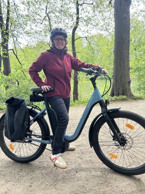 Klimaschutzmanagerin mit Fahrrad