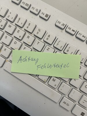 Tastatur mit Hinweis Achtung Fehlerteufel