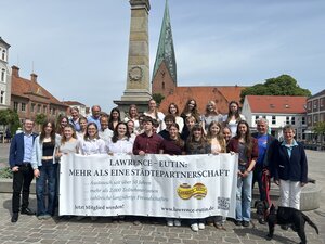 Deutsch amerikanische Sch&uuml;lergruppe auf Marktplatz