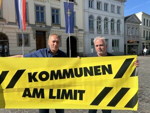 B&uuml;rgermeister und K&auml;mmerer halten Banner hoch