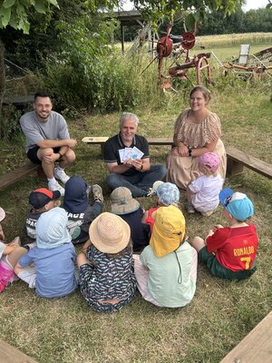 B&uuml;rgermeister Radestock mit Kindergruppe