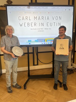 Hans Peter F&ouml;rster und Jakob Sperrle vor der neuen Weber-Homepage