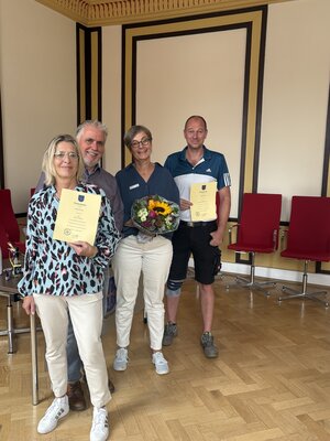 Jubilare mit B&uuml;rgermeister Radestock im Saal