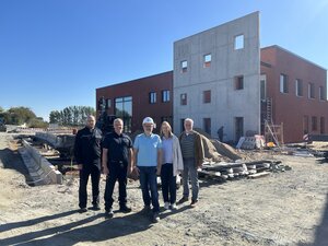 Gruppe vor neuem Feuerwehrhaus