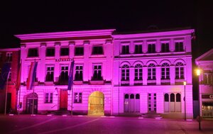 Rathaus pink angestrahlt